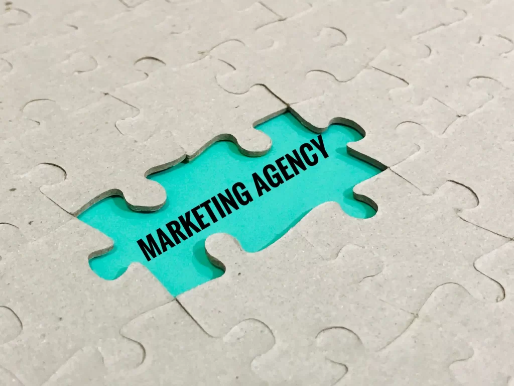 Una agencia de marketing digital es una empresa que te ayuda a llevar el mensaje correcto a las personas correctas respecto a tus productos y servicios,