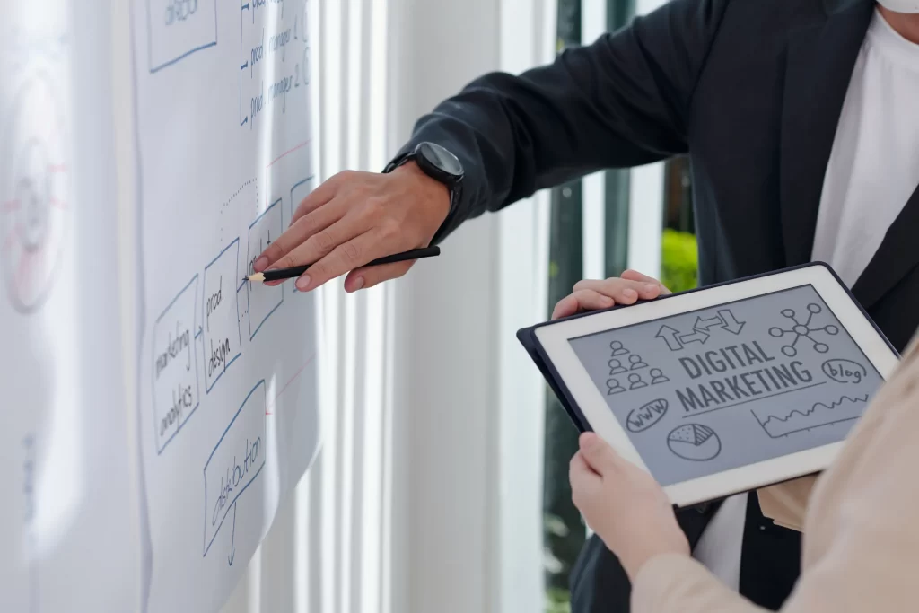 estrategia digital al conjunto de acciones que una empresa u organización lleva a cabo para fortalecer su presencia en medios digitales y así poder llegar a nuevos clientes a través de internet.