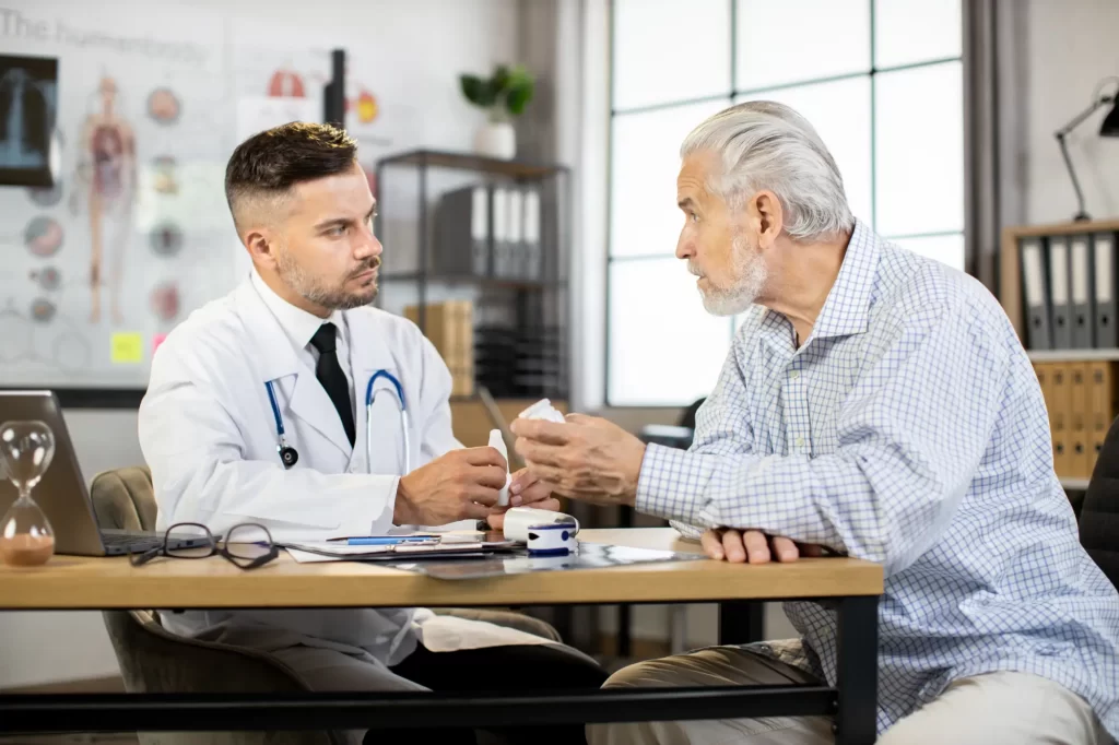 un médico especialista en geriatría, despierta su vocación médica hacia el cuidado del anciano, también se especializa en auxiliar la difusión de la cultura de un buen envejecimiento.